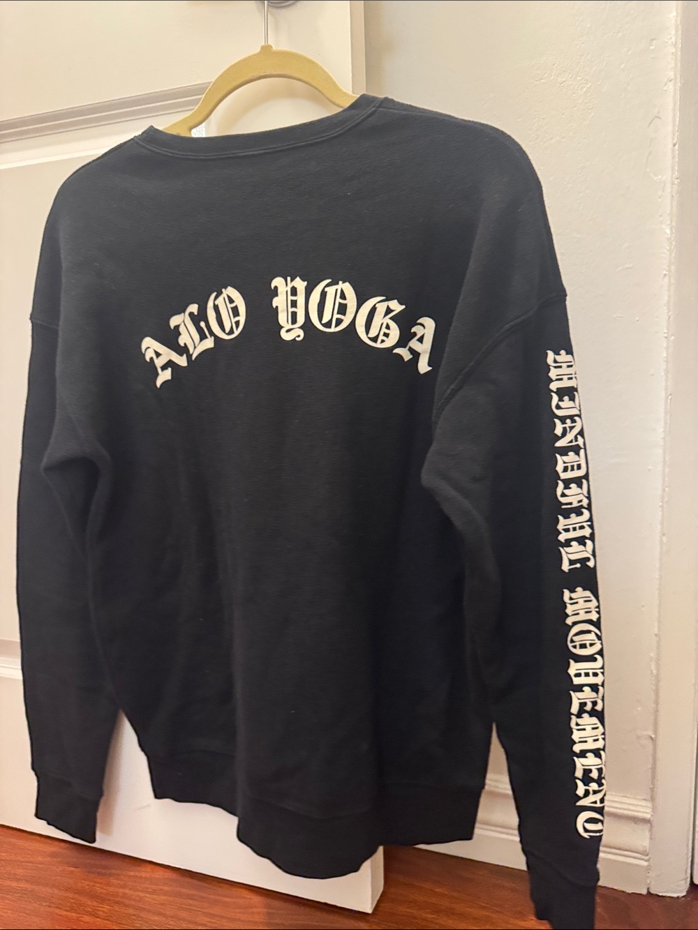 ALO Yoga Black Crewneck Sweatshirt with White old english Logo, size medium - Picture 4 of 6